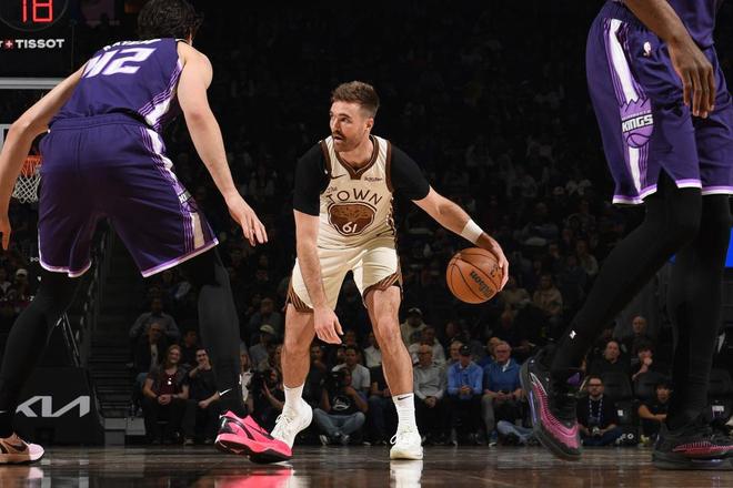 勇士主场终结四连败 库里79秒两记3+1助胜