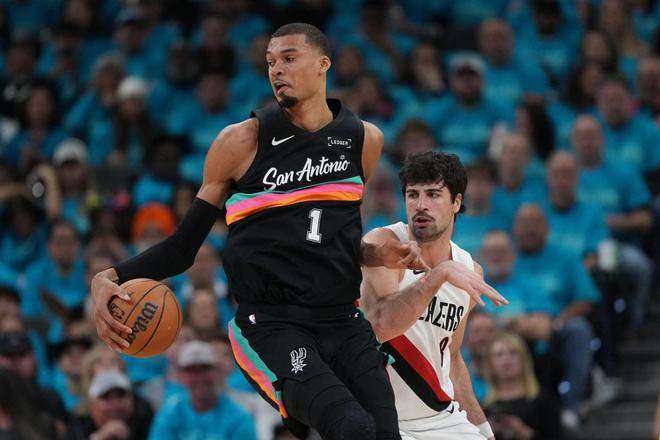 马刺大胜开拓者文班亚马创历史神迹