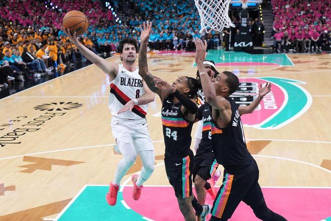 马刺大胜开拓者文班亚马创历史神迹