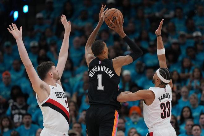 马刺大胜开拓者文班亚马创历史神迹