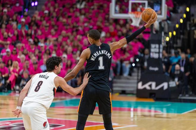 马刺大胜开拓者文班亚马创历史神迹