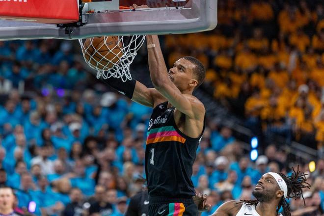 马刺大胜开拓者文班亚马创历史神迹