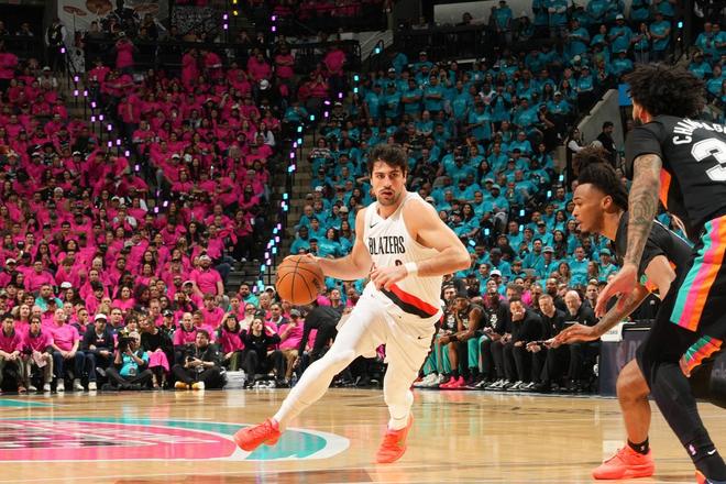 马刺大胜开拓者文班亚马创历史神迹