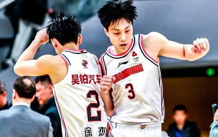 广东男篮季后赛惨败暴露阵容隐患，调整迫在眉