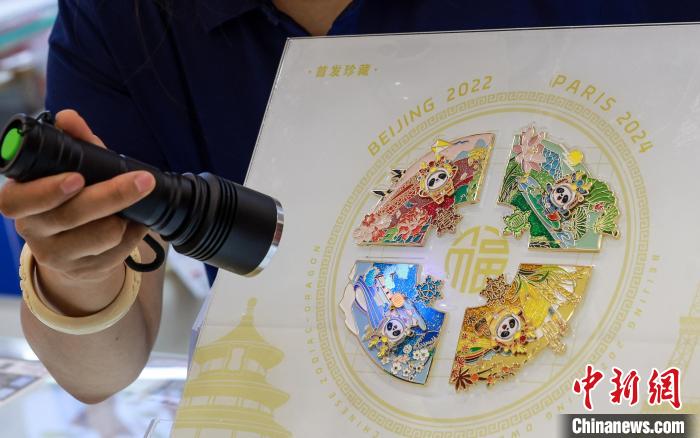 龙墩墩主题徽章系列五款新品在北京王府井工美