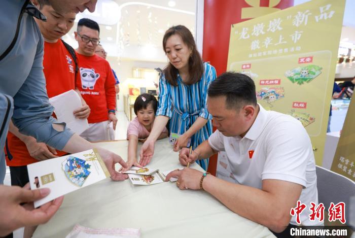 龙墩墩主题徽章系列五款新品在北京王府井工美